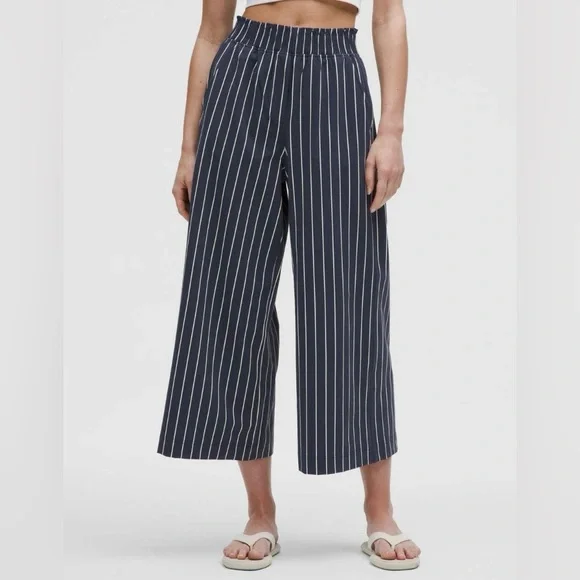 Lululemon Stretch Woven Ruffle-Waist Wide-Leg Cropped Pant Size XXS - Picture 4 of 13